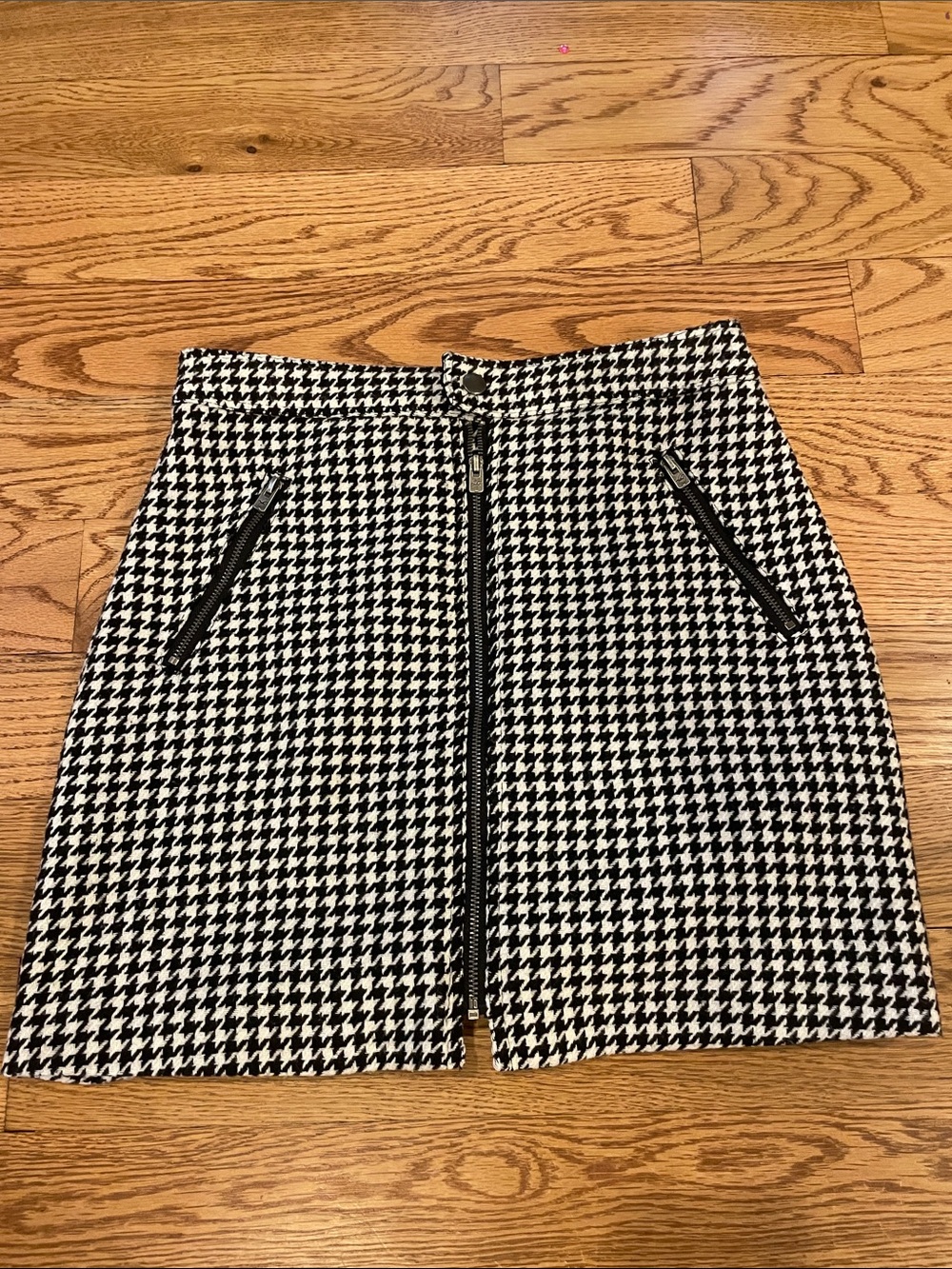 Hollister Black & White Houndstooth Zip-Up Mini Skirt